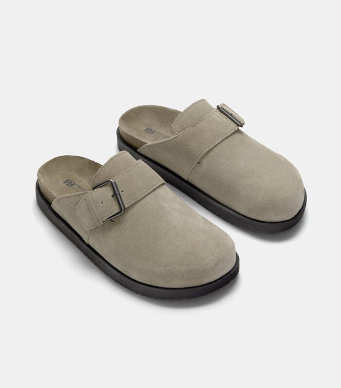 Leather clogs with buckle